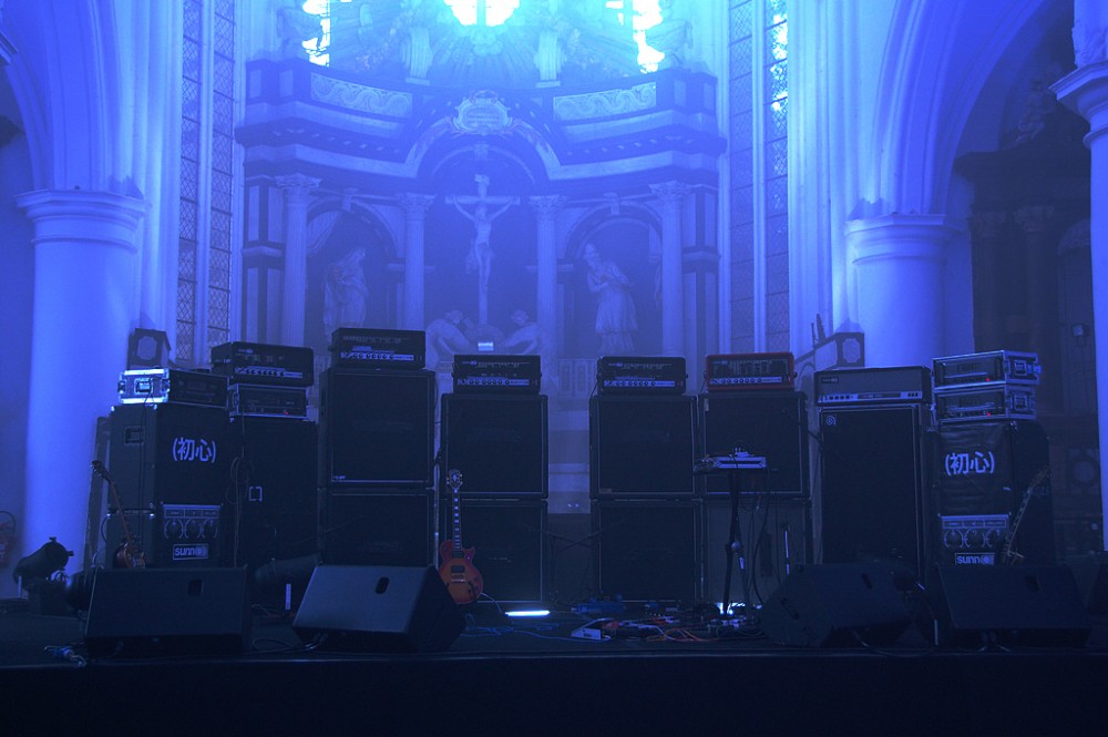 L'impressionante muro di amplificatori della sala prove degli Storm, situata in una chiesa scoperchiata dal vento.